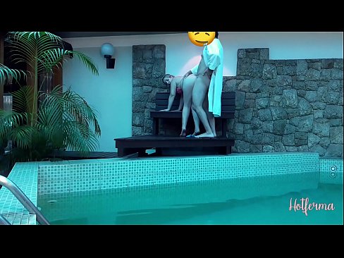 ❤️ Bosi fton shërbëtoren në pishinë, por nuk mundi t'i rezistonte një nxehtësie ❤ Video porno tek ne ﹏