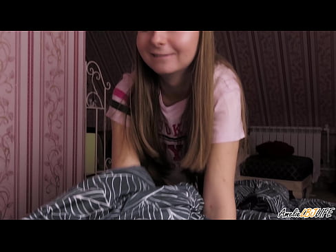 ❤️ Blondie thith thellë BFF-në e saj dhe merr spermë në gojën e saj ❤ Video porno tek ne ﹏