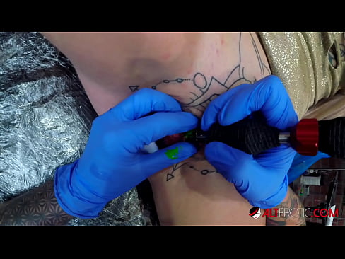 ❤️ E dashura jashtëzakonisht e bërë me tatuazhe, Sully Savage, bëri një tatuazh në klitorisin e saj ❤ Video porno tek ne ﹏